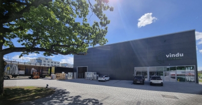 Satser stort med over 4000 dører og vinduer på lager